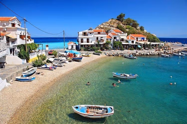 Η παραλία και ο παραλιακός δρόμος στο Κοκκάρι