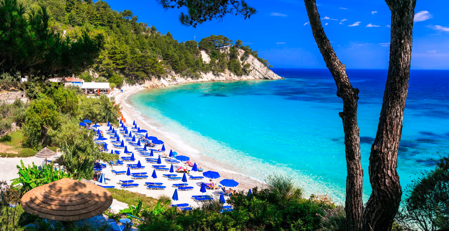 Τα κρυστάλλινα νερά της παραλίας Λεμονακιά