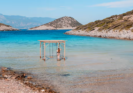 Η παραλία Λιβαδάκι και η θέα στη θάλασσα