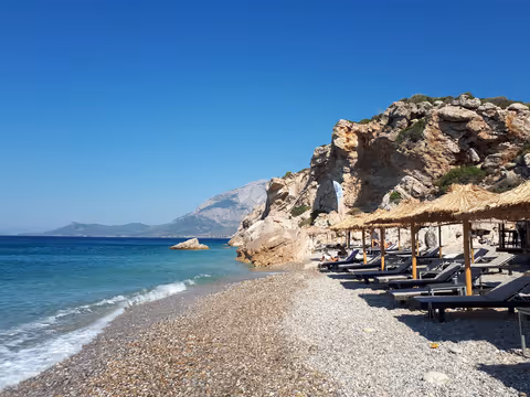 Η θαλάσσια σπηλιά στην παραλία Καλαδάκια