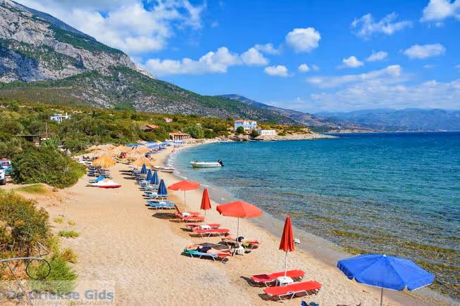 Τα τιρκουάζ νερά της παραλίας Λιμνιώνας
