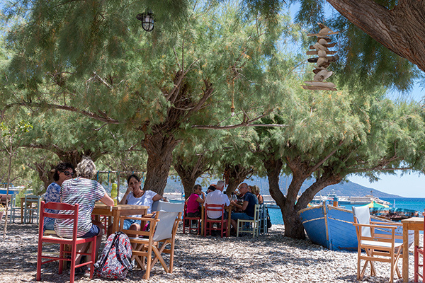 Παραθαλάσσια ταβέρνα κάτω από τα δέντρα στη Σάμο