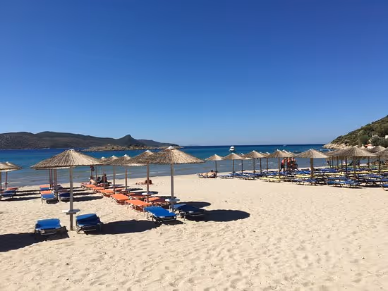Η άμμος και τα ήρεμα νερά της Ψιλής Άμμου